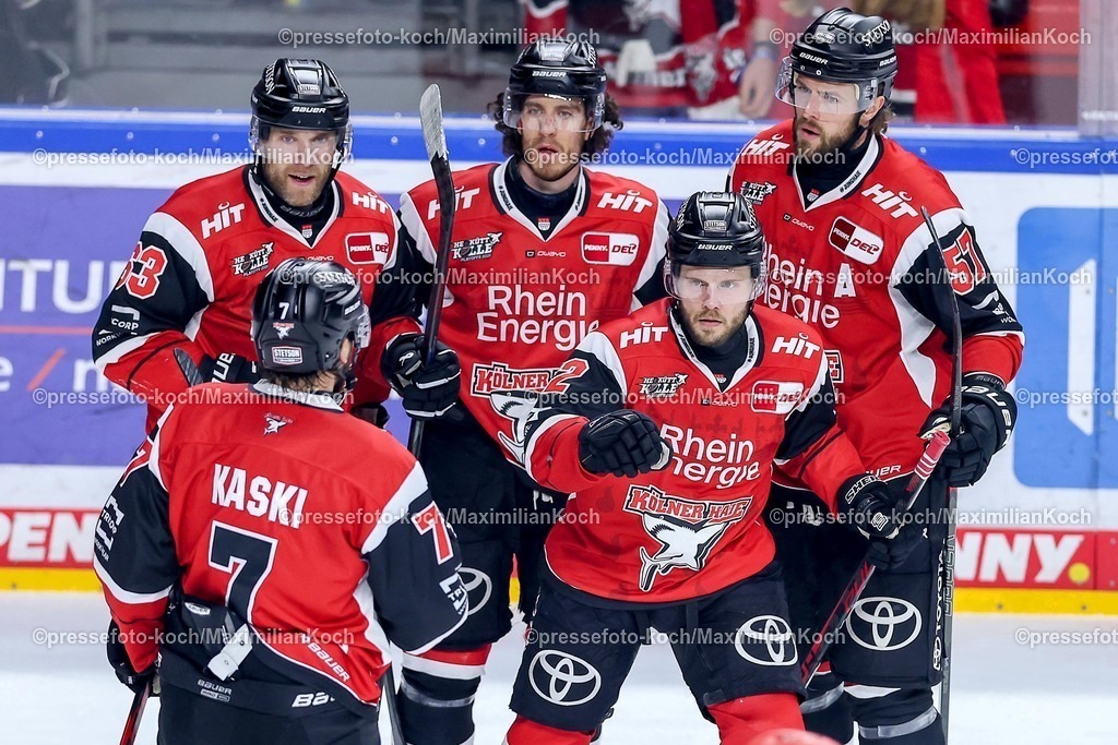 KEC20042601031 | 20.04.2026, Eishockey, DEL Halbfinale Play-Offs, Kölner Haie - Eisbären Berlin, Spiel 6, Lanxess-Arena Köln: Torjubel nach dem Tor zum 1:2 durch Torschütze Parker Tuomie (Kölner Haie #62)  zusammen mit  Gregor MacLeod (Kölner Haie #89) Brady Austin (Kölner Haie #57) Patrick Russell (Kölner Haie #63) Oliwer Kaski (Kölner Haie #07) 