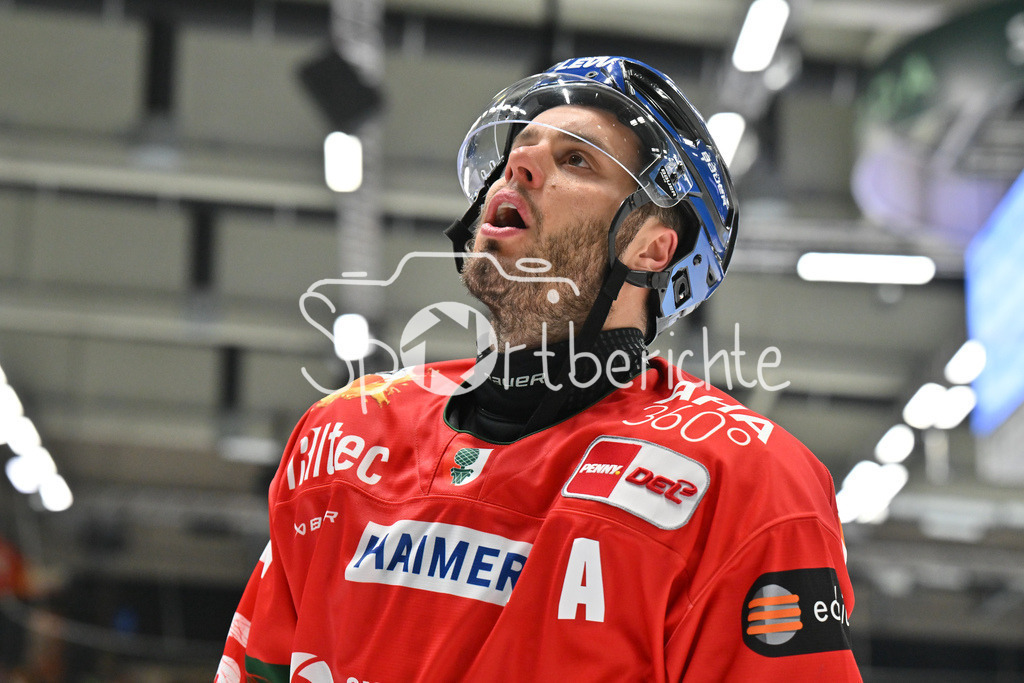 Augsburger Panther - Fischtown Bremerhaven | AUGSBURG, GERMANY - 25. JANUARY: im Bild Ryan BUTTON (Augsburger Panther 55) sichtlich angefressen nach der 1-2 Heimniederlage gegen Bremerhaven nach dem Match zwischen den Augsburger Panthern und den Fischtown Pinguins am 43. Spieltag der Penny DEL im Curt Frenzel Stadion