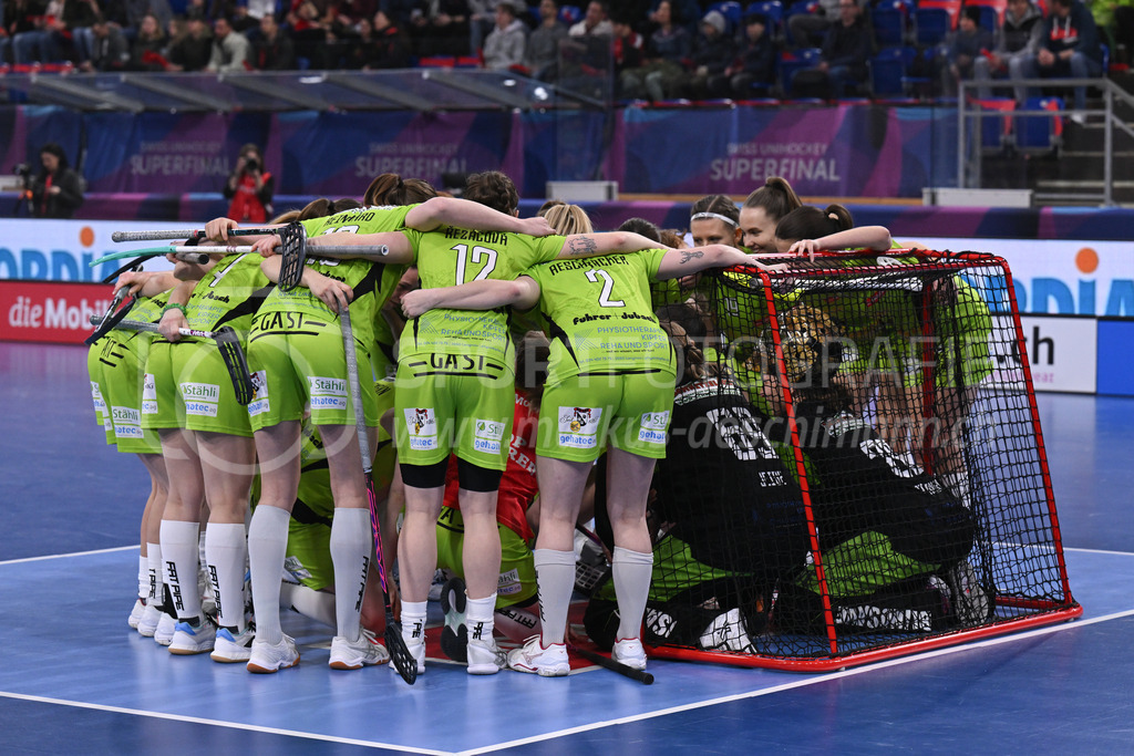 Kloten-Dietlikon Jets vs Skorpion Emmental Zollbrück - 15. April 2023 | Kloten-Dietlikon Jets vs Skorpion Emmental Zollbrück
Stimo Arena, Kloten
Die Spielerinnen von Skorpion Emmental Zollbrueck bei der Goaliebeschwörung.
Bild: Sportfotografie Markus Aeschimann | www.markus-aeschimann.ch - Realisiert mit Pictrs.com