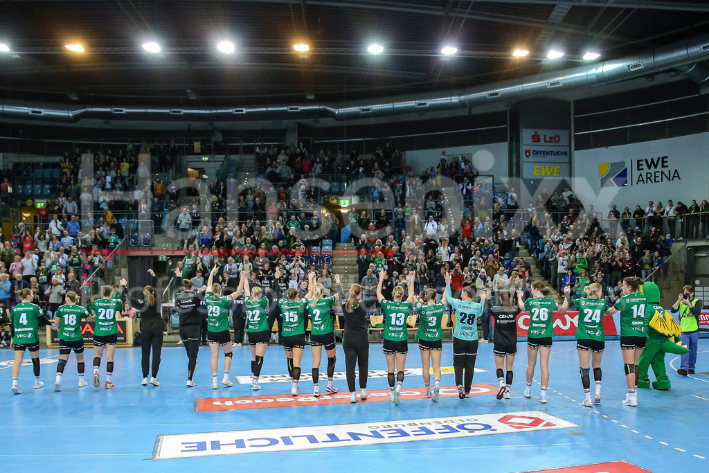 Handball, Bundesliga Frauen, VfL Oldenburg - HSG Bad Wildungen Vipers | v.li.: Spielerinnen vom VfL Oldenburg mit dem Dank an die Fans, Zuschauer für die Unterstützung, bedanken, Dank, jubeln über den Sieg, Freude über das gewonnene Spiel, Jubel, Lachen