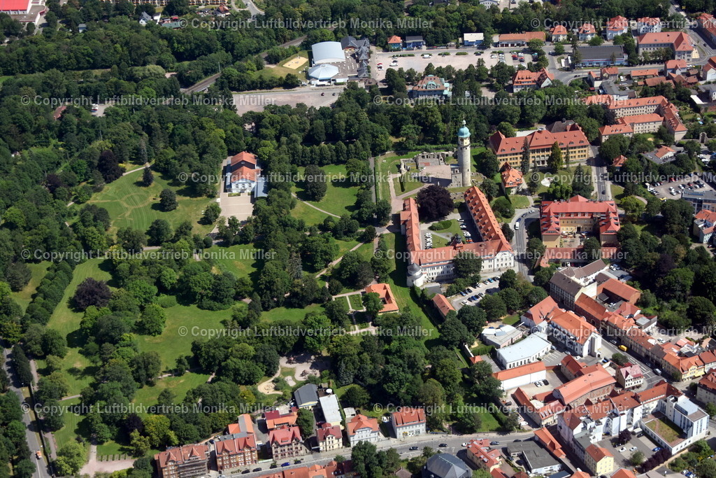 Arnstadt, Schloß-Ruine Neideck | Das Luftbild zeigt die Schloß-Ruine Neideck in Arnstadt in Thüringen. Ebenfalls auf dem Luftbild zu erkennen ist das Landratsamt und der Schloßpark.  - Realisiert mit Pictrs.com