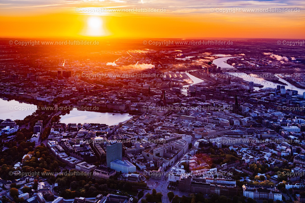 Hamburg_Mitte_Alster_im_Sonnenaufgang_ELS_1487121024 | HAMBURG 12.10.2024 Altstadt- Zentrum und Innenstadtbereich an der Binnenalster mit dem Gebäudekomplex der Hotelanlage " Scandic Emporio " im "Emporio Quartier" im Ortsteil Neustadt in Hamburg, Deutschland. Weiterführende Informationen bei: Scandic Hotels Deutschland,  Union Investment Real Estate GmbH. // Old town centre and inner city area on the Binnenalster with the building complex of the hotel complex "Scandic Emporio" in the "Emporio Quartier" in the Neustadt district of Hamburg, Germany. Further information at: Scandic Hotels Deutschland,  Union Investment Real Estate GmbH. Foto: Martin Elsen