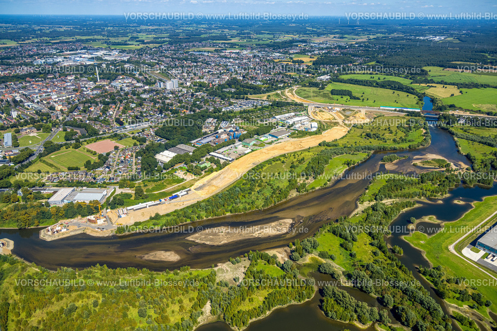 Wesel240802590 | Luftbild, Lippemündungsraum mit Renaturierung, Fluss Lippe und Naturschutzgebiet NSG, Flusslauf mit Sandbank, hinten Bundesstraße B8 Brücke am Lippeschlößchen, Blick nach Wesel, Fernsicht, Wesel, Ruhrgebiet, Niederrhein, Nordrhein-Westfalen, Deutschland