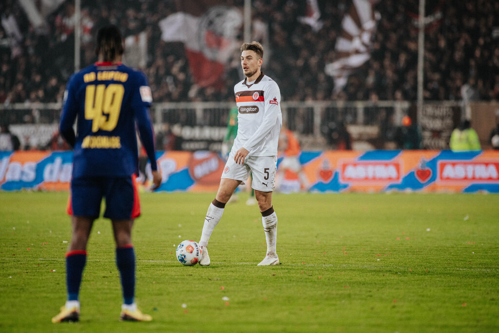 IMG_3549 | Der offizielle Shop für FC St. Pauli Fotos. Wähle aus Spielszenen & Fanmomenten dein FCSP Wunschformat. Wir liefern Millerntor-Atmosphäre.