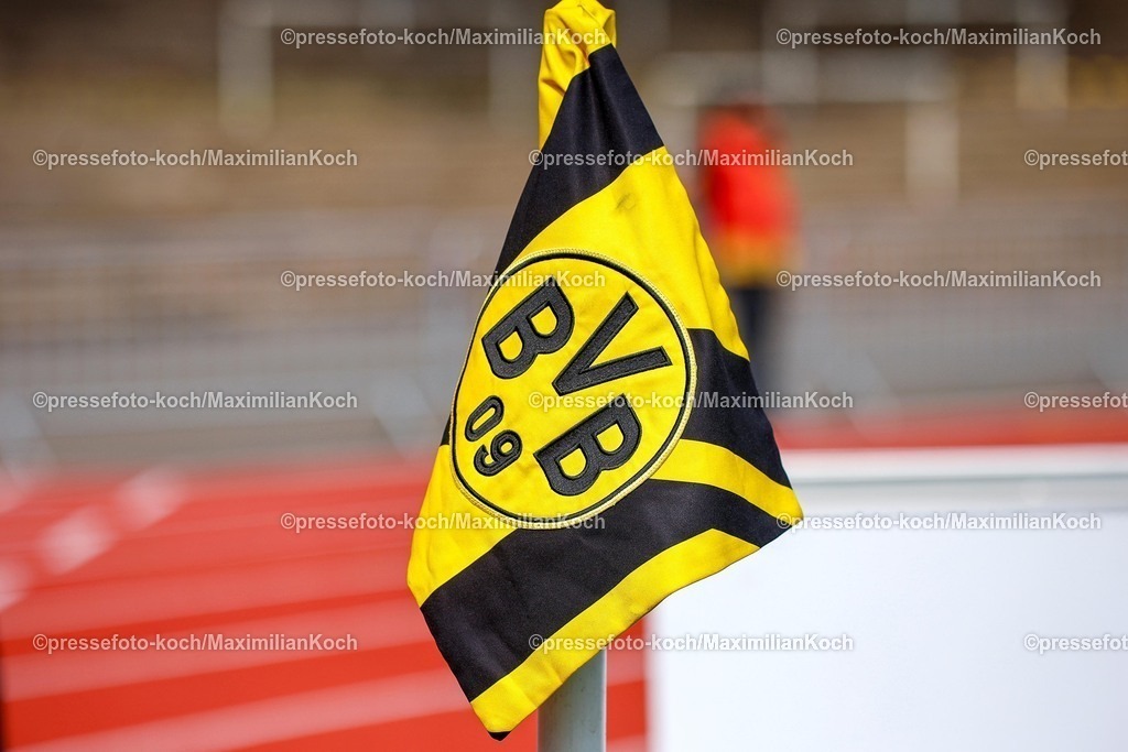 xsefx18042601001 | 18.04.2026, xsefx, Fußball, Regionalliga West, Borussia Dortmund II (U23) - SV Rödinghausen, 30. Spieltag, Stadion Rote Erde, Saison 2025 2026: Eckfahne mit Logo des BVB Emblem  DFB regulations prohibit any use of photographs as image sequences and or quasi-video. Photo: xSabinexEffgenxPressefotoKochx
