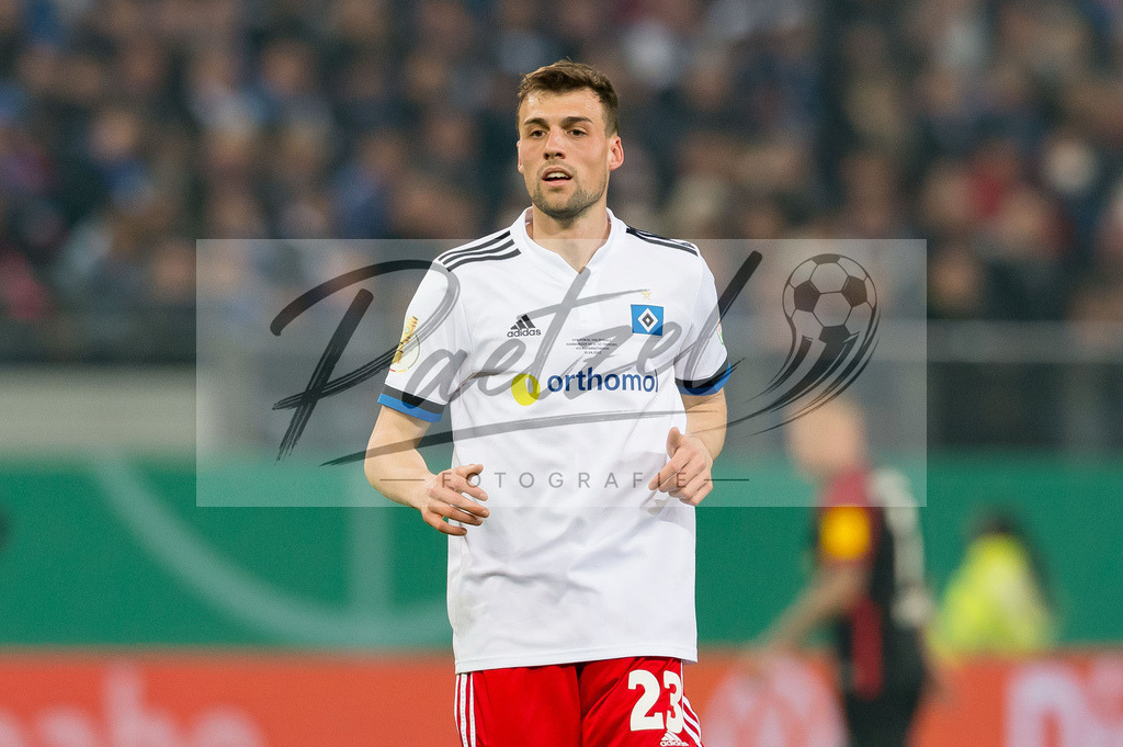 HSVSCF20220419_374 | Fussball, Herren: Jonas Meffert (Hamburger SV) schaut beim DFB-Pokal-Halbfinalspiel zwischen Hamburger SV und SC Freiburg im Volksparkstadion am 19.04.2022 in Hamburg, Deutschland.DFB / DFL REGULATIONS PROHIBIT ANY USE OF PHOTOGRAPHS AS IMAGE SEQUENCES AND/OR QUASI-VIDEO. - Realisiert mit Pictrs.com