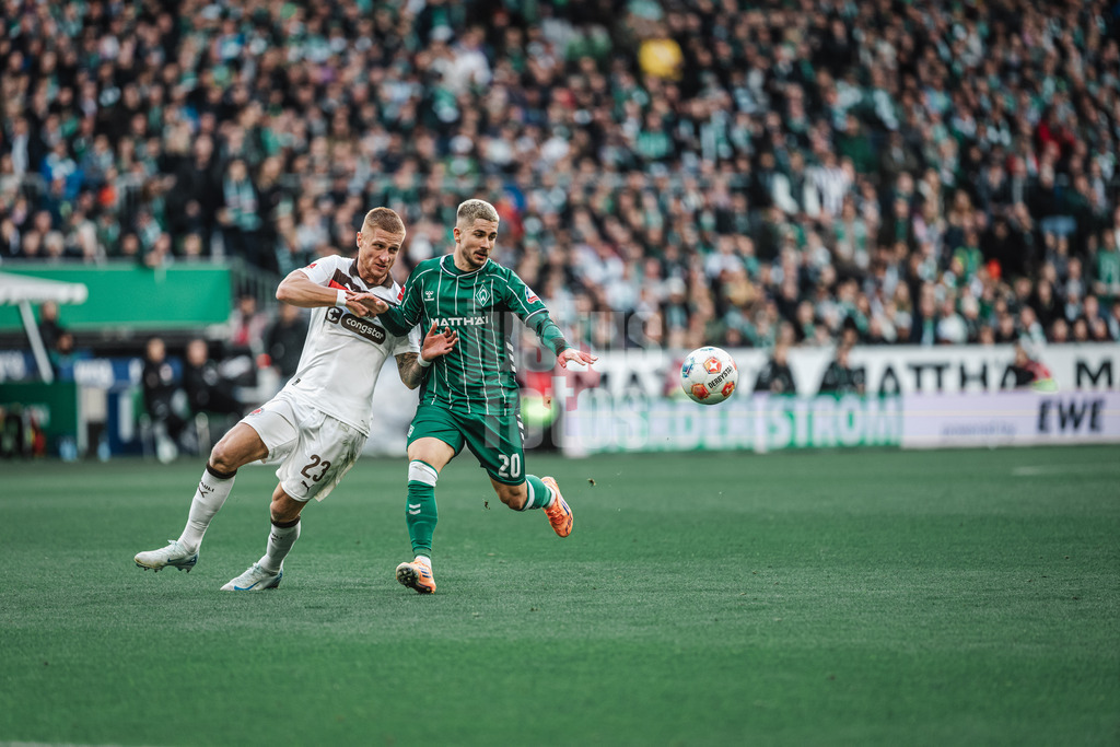 Fußball | Männer | Saison 2025/2026 | 1. Fußball-Bundesliga | 6. Spieltag | SV Werder Bremen vs. FC St. Pauli | 04.10.2025 | v.l. Louis Oppie (#23, FC St. Pauli) gegen Romano Schmid (#20, SV Werder Bremen)