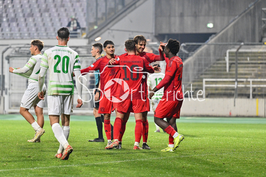 FC Bayern Amateure - SpVgg Greuther Fürth II | Jubel nach dem Treffer zum 3-0 druch Luca DENK (FC Bayern München II #6) / Freude / happy / Tor / torschuezte / Regionalliga Bayern: FC Bayern Muenchen II - SpVgg Greuther Fuerth II, Gruenwalder Stadion am am 29.10.2024