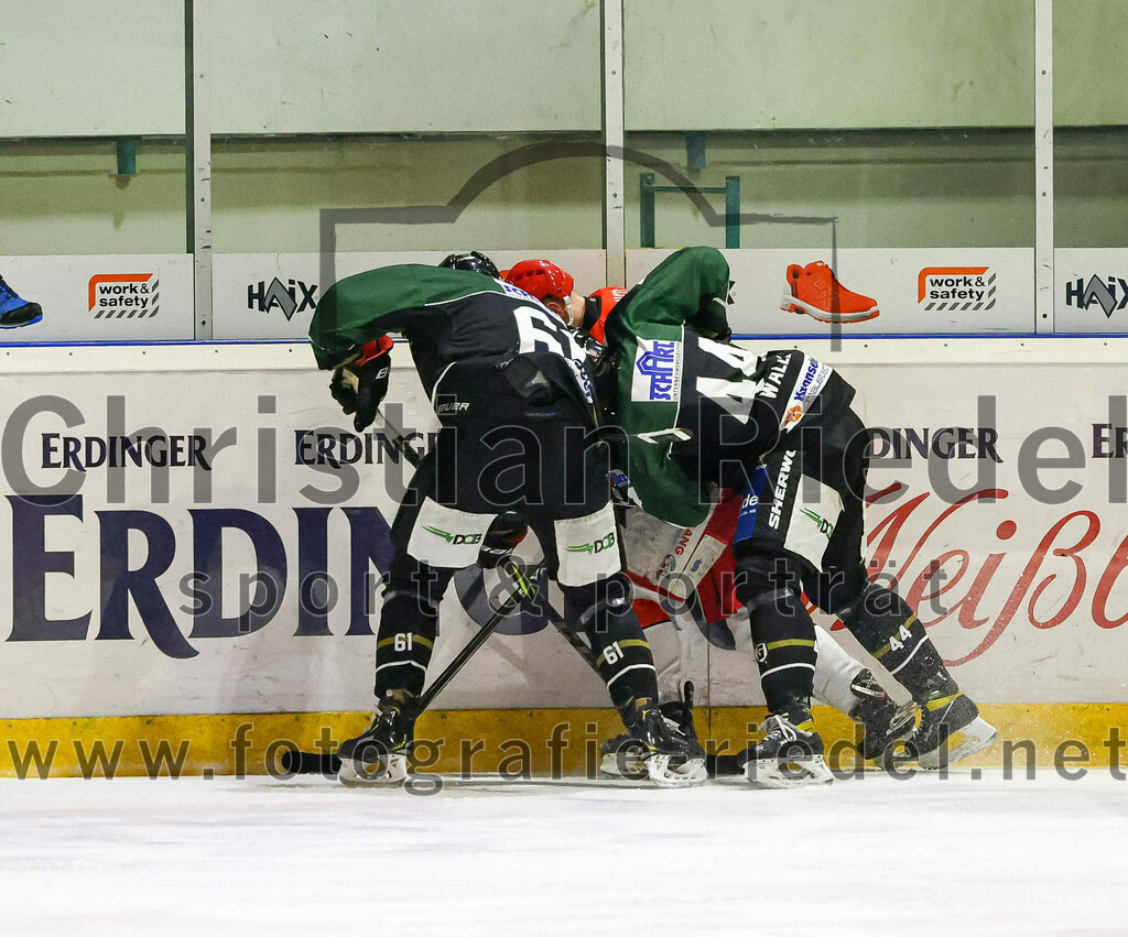2022-12-02_049_TSV_Erding_gegen_EV_Pegnitz | Erding, Deutschland, 02.12.2022:
Eishockey, Bayernliga 2022 / 2023, 17. Spieltag, TSV Erding gegen EV Pegnitz, Endergebnis: 9:3

Roni Rukajärvi (Erding Gladiators, #61), Paul Wallek (Erding Gladiators, #44)

Foto: Christian Riedel / fotografie-riedel.net
