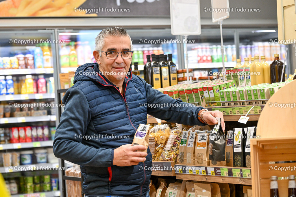 Unimarkt Dobetsberger_ Feldkirchen an der Donau_ 10.11.2023-17 | 10.11.2023, Feldkirchen an der Donau, AUT, Unimarkt, im Bild Franchaisenehmer Christoph Dobetsberger mit regionalen Produkten im Markt