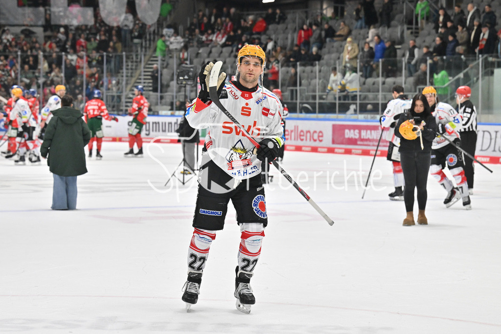 Augsburger Panther - Fischtown Bremerhaven | AUGSBURG, GERMANY - 25. JANUARY: die Spieler der Gäste bedanken bei den mitgereisten Fans nach dem 2-1 Auswärtssieg in Augsburg nach dem Match zwischen den Augsburger Panthern und den Fischtown Pinguins am 43. Spieltag der Penny DEL im Curt Frenzel Stadion  - Vladimir EMINGER (Fischtown Pinguins 22)