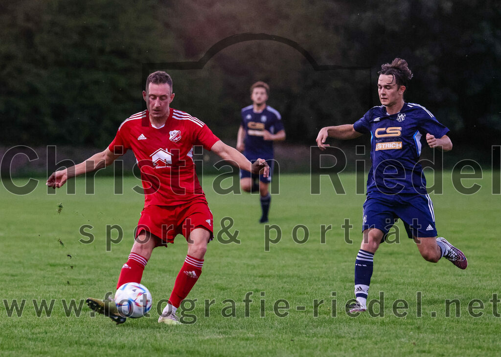 2023-08-22_031_FC_Finsing_gegen_SC_Moosen-Vils | Finsing, Deutschland, 22.08.2023:
Fußball, Kreisliga 2023 / 2024, 5. Spieltag, FC Finsing gegen SC Moosen/Vils, Endergebnis: 5:0

Kilian Schmitt (FC Finsing, #8), Marko Kaltner (SC Moosen/Vils, #8)

Foto: Christian Riedel / fotografie-riedel.net