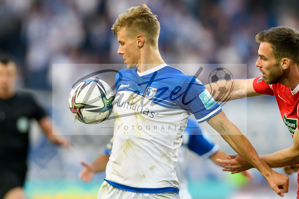 FCMFCK20210904_188 | Fussball, Herren: Luca Schuler (1. FC Magdeburg) und Boris Tomiak (1. FC Kaiserslautern) im Zweikampf beim Spiel der 3. Liga zwischen 1. FC Magdeburg und 1. FC Kaiserslautern in der MDCC-Arena am 04.09.2021 in Magdeburg, Deutschland.DFB / DFL REGULATIONS PROHIBIT ANY USE OF PHOTOGRAPHS AS IMAGE SEQUENCES AND/OR QUASI-VIDEO. - Realisiert mit Pictrs.com