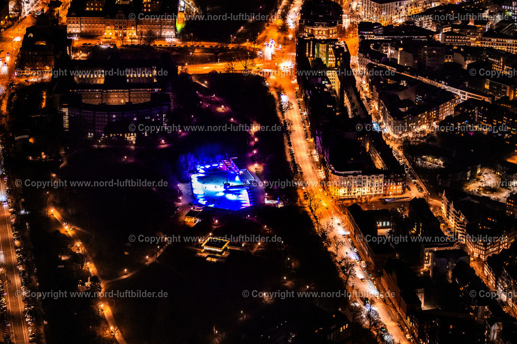 Hamburg_Grosse_Wallanlagen_Eisarena_Hamburg_Nachtaufnahme_ELS_7575060325 | HAMBURG 06.03.2025 Nacht- Lichter und Beleuchtung Teilnehmer der Sportveranstaltung " EisArena Hamburg " auf dem Veranstaltungsgelände Am Holstenwall im Ortsteil Sankt Pauli in Hamburg, Deutschland. Weiterführende Informationen bei: Indoo Projektentwicklungs GmbH & CO. KG. // Night lighting participants of the sporting event " EisArena Hamburg " at the event area Am Holstenwall in the district Sankt Pauli in Hamburg, Germany. Further information at: Indoo Projektentwicklungs GmbH & CO. KG. Foto: Martin Elsen