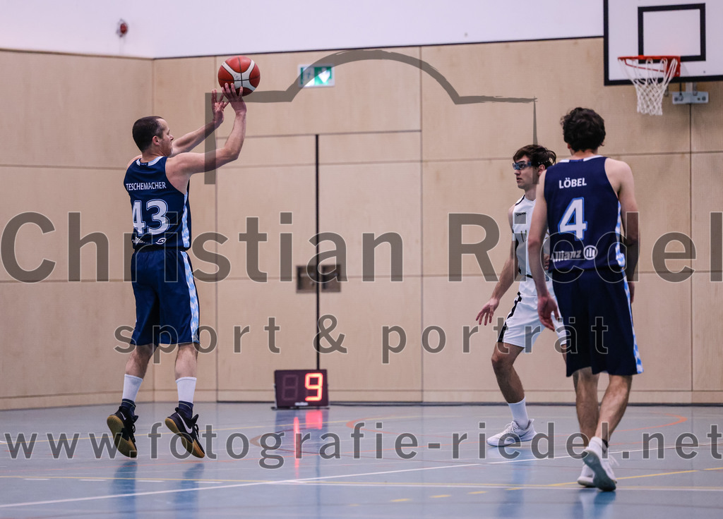 2022-04-03_020_TSV_Vaterstetten_gegen_SV_Weissblau-Allianz_Muenchen | Vaterstetten, Deutschland, 03.04.2022:
Basketball, Bezirksoberliga Herren 2021 / 2022, 14. Spieltag, TSV Vaterstetten gegen SV Weißblau-Allianz München, Endergebnis: 86:54

Maximilian Tedschemacher (SV Weißblau-Allianz München, #43), Maximilian Rothe (TSV Vaterstetten, #6), Rico Loebel (SV Weißblau-Allianz München, #4)

Foto: Christian Riedel / fotografie-riedel.net