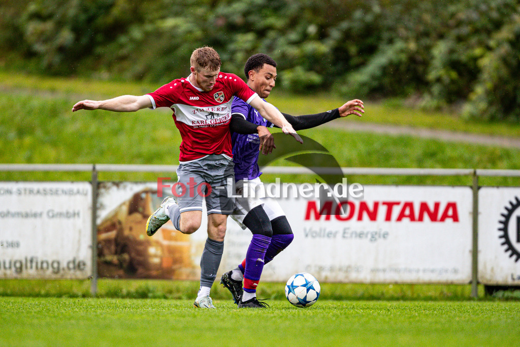 SG Hungerbach gegen FC Wildsteig/Rottenbuch | Fußball Kreisliga Herren Oberbayern Zugspitze Gruppe 1 2024/25, SG Hungerbach gegen FC Wildsteig/Rottenbuch, 20241005,Zweikampf zwischen Lenny PETRISIC (SG Hungerbach 18) und Roman LEITNER (FC Wildsteig/Rottenbuch 5),2024-10-05 in Huglfing (Sportpark Huglfing), Lenny PETRISIC (SG Hungerbach 18), Roman LEITNER (FC Wildsteig/Rottenbuch 5)Copyright: WolfgangxLindner www.foto-lindner.de