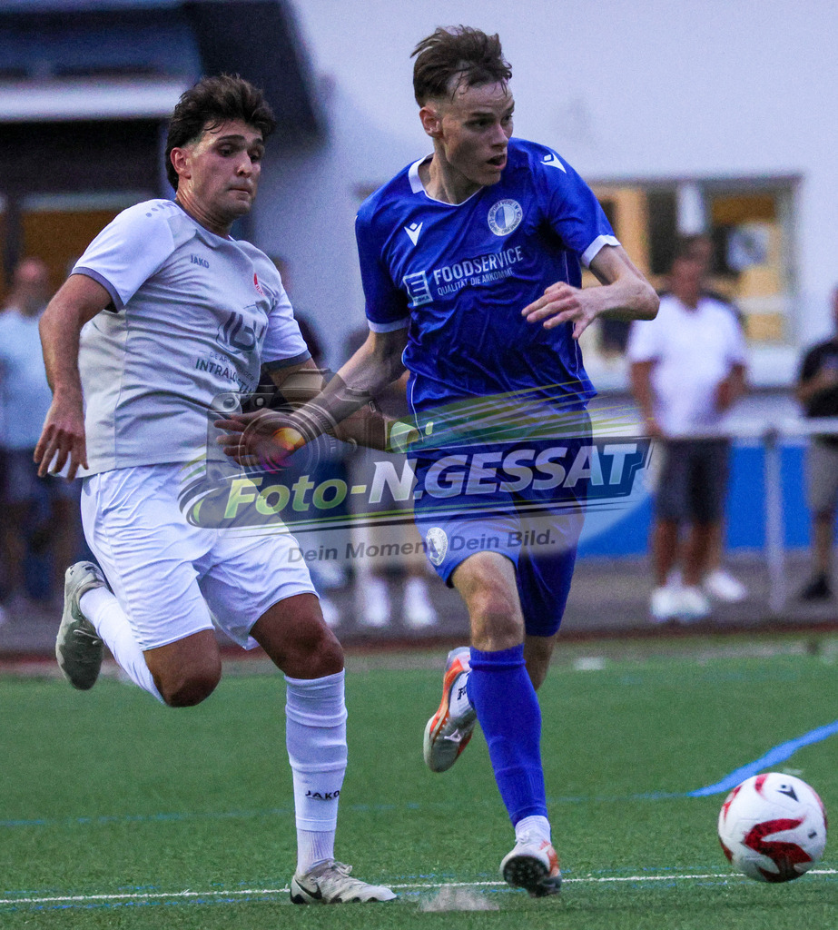 SV Löhne-Obernbeck - FC RW Kirchlengern | Auf dem Bild zu sehen: blau SV Löhne-Obernbeck: Lukas Jörg Husmeier ; grau FC RW Kirchlengern: Altan Dincdemir SV Löhne-Obernbeck, FC RW Kirchlengern, Saison 26/27, Kreispokal - Realisiert mit Pictrs.com