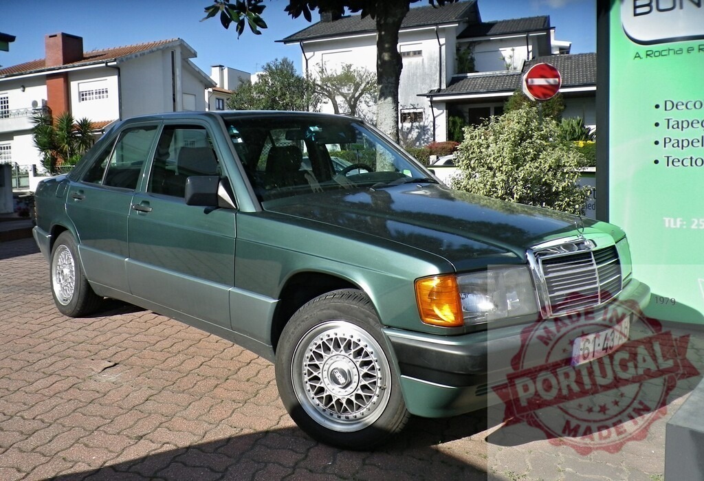 Mercedes-Benz 190 E W201 sedan parked on street | Vintage Mercedes-Benz 190 E (W201) sedan in green color parked on a sunny day - Realisiert mit Pictrs.com