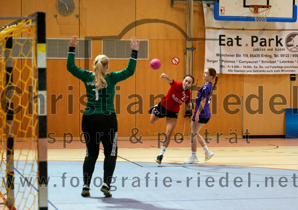 2022-11-05_019_SpVgg_Altenerding_gegen_SpVgg_Erdweg | Erding, Deutschland, 05.11.2022:
Handball, Bezirksoberliga Frauen Altbayern 2022 / 2023, 3. Spieltag, SpVgg Altenerding gegen SpVgg Erdweg, Endergebnis: 27:16

Torfrau Hanna Obermair (SpVgg Altenerding, #1), Leonie Nefzger (SpVgg Erdweg, #27), Marlene Mittermeier (SpVgg Altenerding, #6)

Foto: Christian Riedel / fotografie-riedel.net