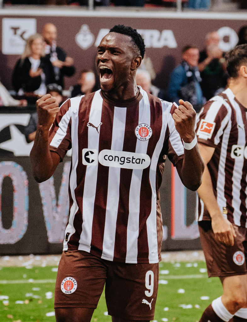 FCS02292 | Der offizielle Shop für FC St. Pauli Fotos. Wähle aus Spielszenen & Fanmomenten dein FCSP Wunschformat. Wir liefern Millerntor-Atmosphäre.