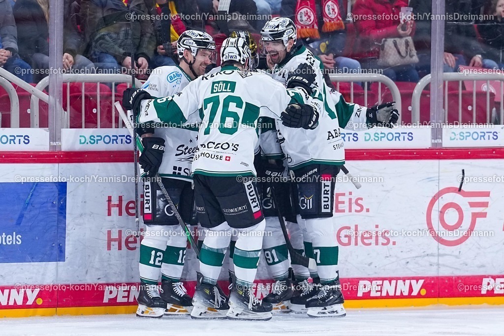 xYDRx12122501005 | 12.12.2025, xydrx, Eishockey, DEL2, Düsseldorfer EG - Bietigheim Steelers, PSD Bank Dome Düsseldorf: Torjubel nach dem Tor zum 1:0 für die Bietigheim Steelers durch Torschütze Brett Kemp (Bietigheim Steelers #9) zusammen mit Pawel Dronia (Bietigheim Steelers #12) und Marek Racuk (Bietigheim Steelers #17) Mike Fischer (Bietigheim Steelers #91) Maximilian Soell (Bietigheim Steelers #76)Photo: xYannisxDreimannxPressefotoKochx
