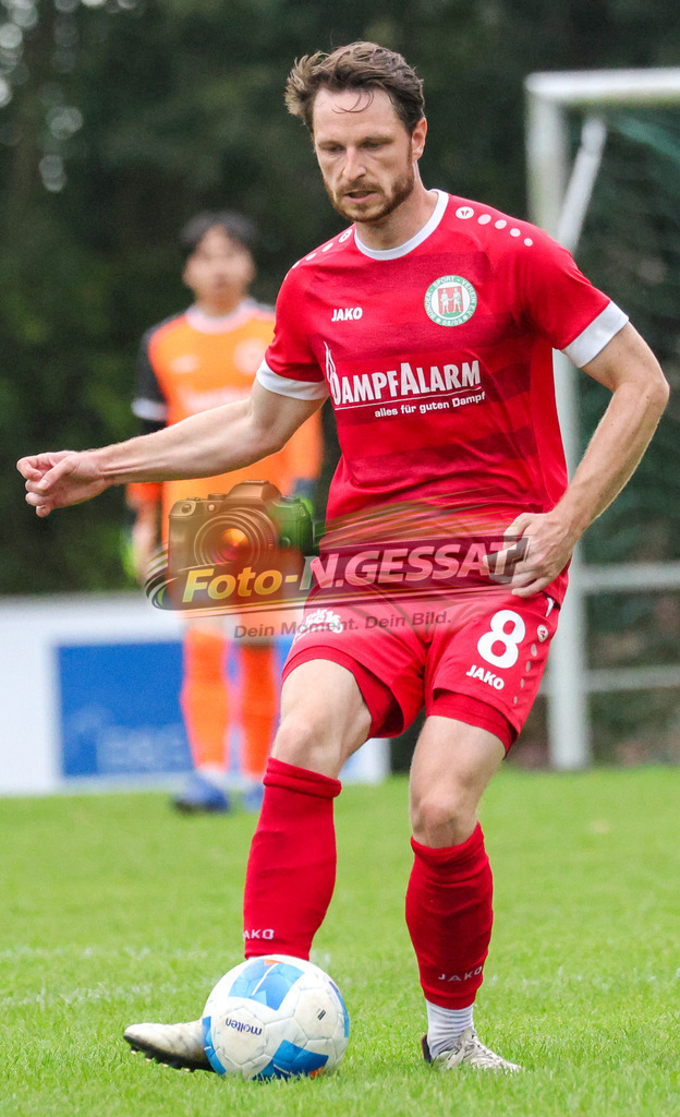 Bünder SV - VfL Holsen | Auf dem Bild zu sehen: rot Bünder SV: Denis MüllerBünder SV, VfL Holsen, Saison 26/27, Kreisliga A, Bünde, Deutschland - Realisiert mit Pictrs.com