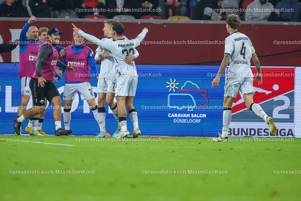 Due09112401050 | 09.11.2024, Fußball, Fortuna Düsseldorf - SC Paderborn 07, 2. Bundesliga, Merkur Spiel-Arena, Saison 2024 2025: Torjubel nach dem 1:0 für Paderborn nach EIgentor von Torwart Florian Kastenmeier (Fortuna Düsseldorf #33)DFB regulations prohibit any use of photographs as image sequences and or quasi-video.