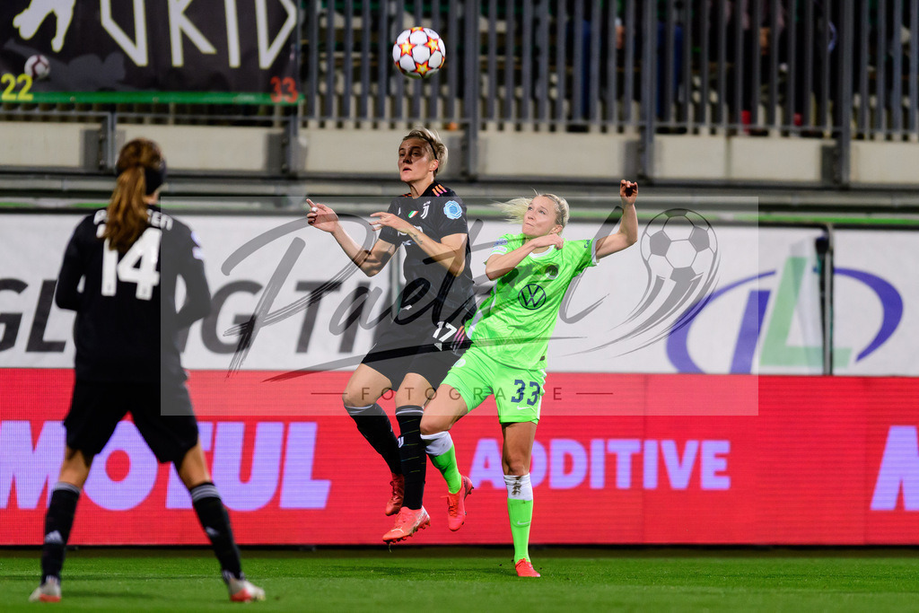 WOBJUV20211118_020 | Fussball, Frauen: Turid Knaak (VfL Wolfsburg) und Lina Hurtig (Juventus FC) im Zweikampf bei dem Spiel der UEFA Women´s Champions League zwischen VfL Wolfsburg und Juventus Turin im AOK-Stadion am 18.11.2021 in Wolfsburg, Deutschland. - Realisiert mit Pictrs.com