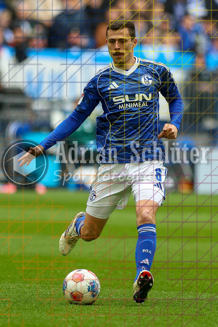 05.04.2026, GER, Fussball, Herren, 2. BL, Saison 2025/2026, FC Schalke 04 - Karlsruher SC | Ron Schallenberg (S04) in Aktion am Ball, Einzelaktion 