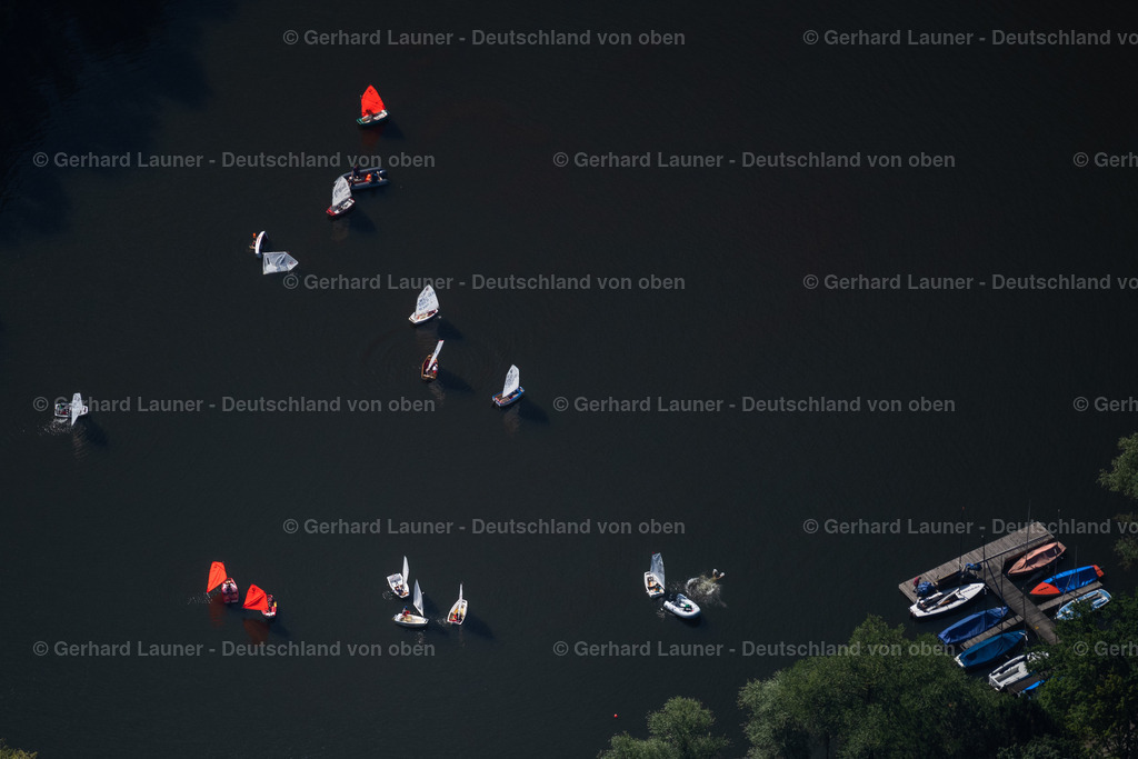 4035388 | BRAUNSCHWEIG 31.07.2020 Sportboot- Segelschiff mit weißen Seggeln in Fahrt auf dem Südsee im Ortsteil Heidberg-Melverode in Braunschweig im Bundesland Niedersachsen, Deutschland. // Sailboat under way on Suedsee in the district Heidberg-Melverode in Brunswick in the state Lower Saxony, Germany. Foto: Gerhard Launer