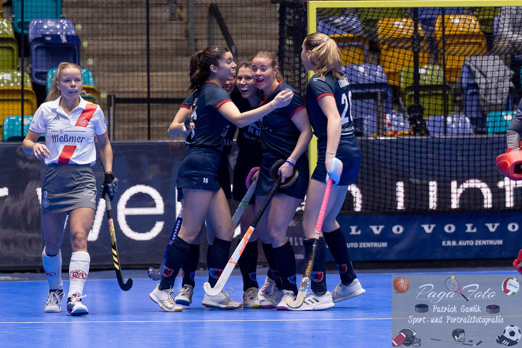 Volvo E.R.B. Final 4 Halbfinale Frauen: Der Club an der Alster - Berlienr HC, 25.01.2025 | lilith Ell (Berliner HC #16) &amp; Lotta Curanz (Berliner HC #28) &amp; Linnea Weidemann (Berliner HC #10) feiern das Tor zum 1:1 Ausgleich, Der Club an der Alster - Berliner HC, Frankfurt, Süwag Arena, 25.1.2025 - Realisiert mit Pictrs.com