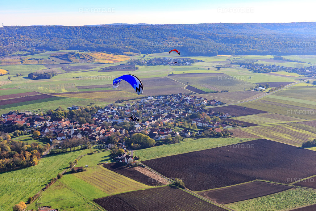 Luftbild: Paragleiter über dem Dorf im Ortsteil Traustadt in Donnersdorf im Bundesland Bayern in Deutschland. Foto: IMG_119541.jpg vom 26.10.2019 durch Werner Riehm/FLY-FOTO.de
