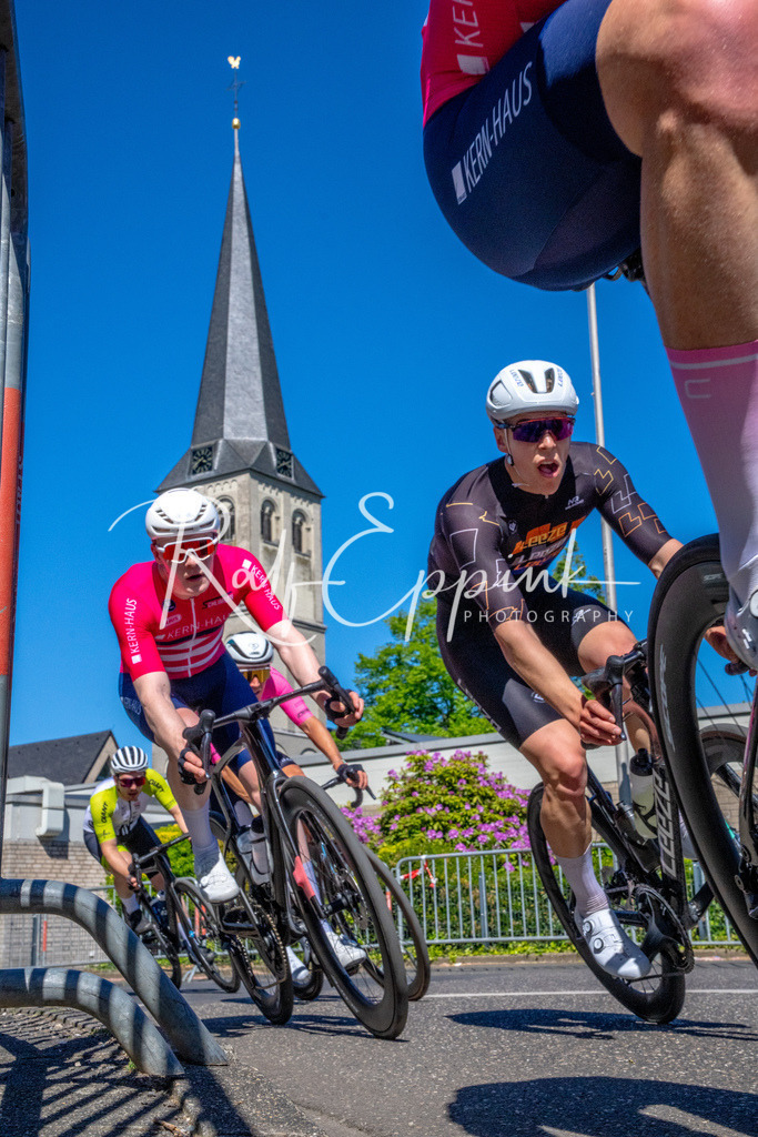Spurt in den Mai 2026 - Großer Preis der Sparkasse Neuss | Annual one-day road cycling race "Großer Preis der Sparkasse Neuss" held in Büttgen, Germany, organized by VfR Büttgen 1912 e.V. The event features multiple races across all age categories from U11 youth to Elite men. - Realisiert mit Pictrs.com