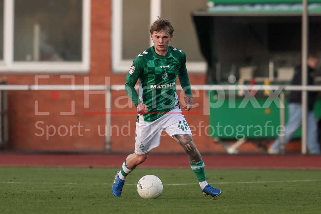 Fussball, Regionalliga Nord, SV Werder Bremen II - VfB Lübeck | v.li.: Isak Hansen-Aaroen (Aaröen, SV Werder Bremen II, 48) am Ball, Freisteller, Einzelbild, Ganzkörper, Aktion, Action, Spielszene