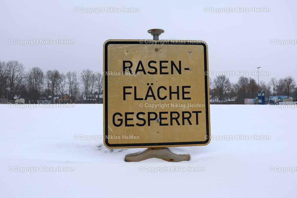 NH_Amateurfussball_Platzgesperrt_Hamburg_0602025 | Aufgrund von Schnee ist dieser Rasenplatz in Hamburg-Niendorf vollständig unbespielbar. Der Amateurfußball leidet unter Spielausfällen. News/Stock I Hamburg-Niendorf I Amateurfußball I Platz gesperrt I 06.02.2026