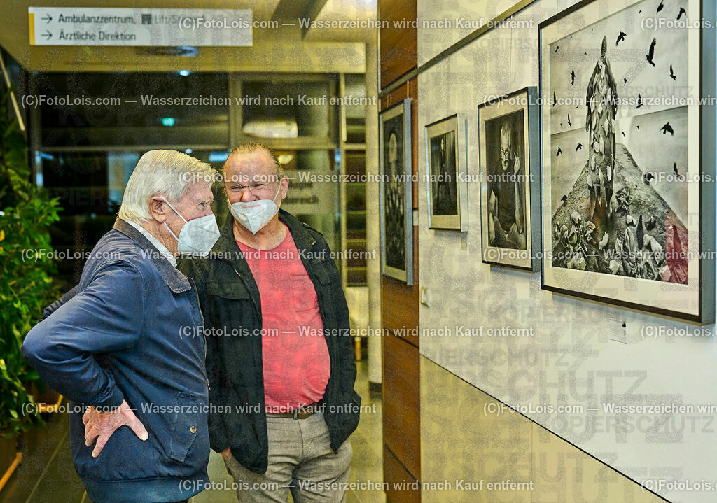 ALP2073_Buchvorstellung-Systemerhalter_Fellner Leo | (C)2023 FotoLois.com, Alois Spandl, Buchpräsentation 'Systemerhalter' von Leo Fellner, die Vernissage im Landesklinikum Melk musste kurzfristigst wegen zu großer Gefahr einer Corona-Infektion abgesagt werden, weshalb nur wenige Beuscher zur Präsentation erschienen sind (statt der angemeldeten 150 Personen), die Ausstellung im Landesklinikum kann noch bis Weihnachten einzeln oder in Kleingruppen besucht werden, Do 9. Nobember 2023.