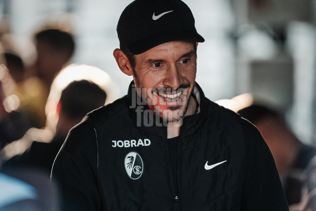 Fußball | Männer | Saison 2025/2026  | Fußball-Bundesliga | 27. Spieltag | FC St. Pauli vs. SC Freiburg | 22.04.2026 | Trainer Julian Schuster (SC Freiburg) auf dem Weg ins Stadion