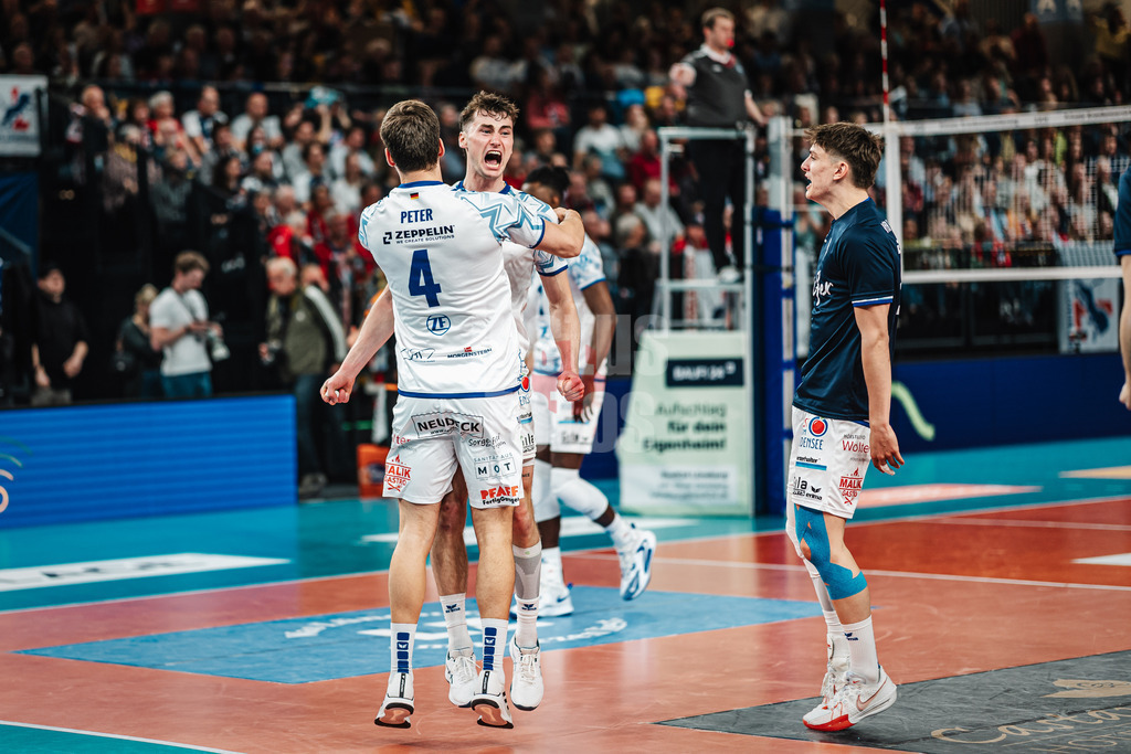 Volleyball | Herren | Saison 2024/2025 | 1. Volleyball Bundesliga Männer | Halbfinale | SVG Lüneburg vs. VfB Friedrichshafen | 05.04.2025 | Friedrichshafen gewinnt das Spiel, Jackson George Young (#15, VfB Friedrichshafen) mitte jubelt mit Tim Peter (#4, VfB Friedrichshafen) links und Simon Kohn (#16, VfB Friedrichshafen) rechts