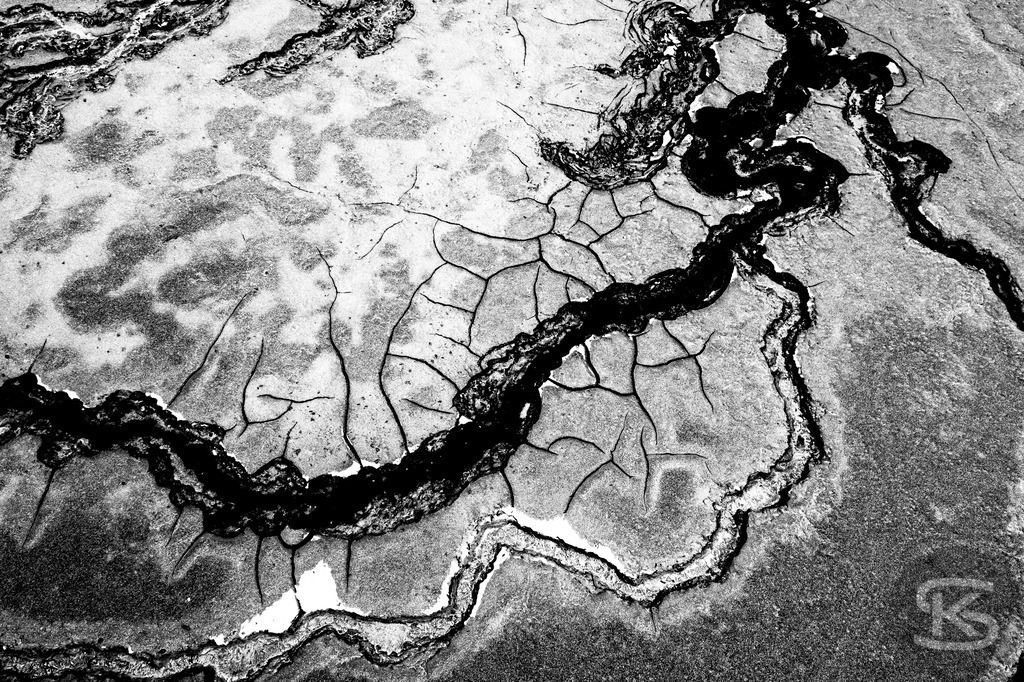 Ground Levels – Abstrakte Landschaften entwässerter Seen aus der Vogelperspektive | Ground Levels zeigt Drohnenaufnahmen entwässerter Seegründe, die zwischen Realität und Abstraktion oszillieren. Rinnsale, Pfützen und Muster verwandeln sich aus der Luft zu abstrakten Kompositionen – Fotokunst von Stefan Kuhn. - Realisiert mit Pictrs.com
