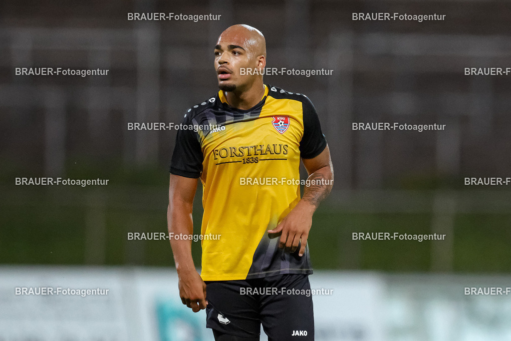 SB_KFCBAU_20250815_5685.JPG -  - KFC Uerdingen - SF Baumberg - Oberliga Niederrhein | Krefeld, Deutschland, 15.08.25: Anthony Oscasindas (KFC Uerdingen) schaut während des Oberliga Niederrhein Spiels zwischen KFC Uerdingen - SF Baumberg in der Grotenburg Stadion am 15. August 2025 in Krefeld, Deutschland. (Foto von Stefan Brauer/Brauer-Fotoagentur)