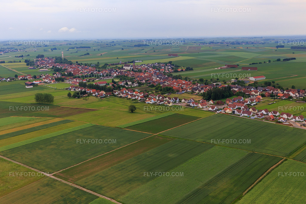 Aerial view: View of the town from the northwest in Schleithal in the state Bas-Rhin, France. – Photo: IMG_100748.jpg taken on 06/05/2017 by Werner Riehm/FLY-FOTO.com – Resolution of the original: 5472 x 3648 px
