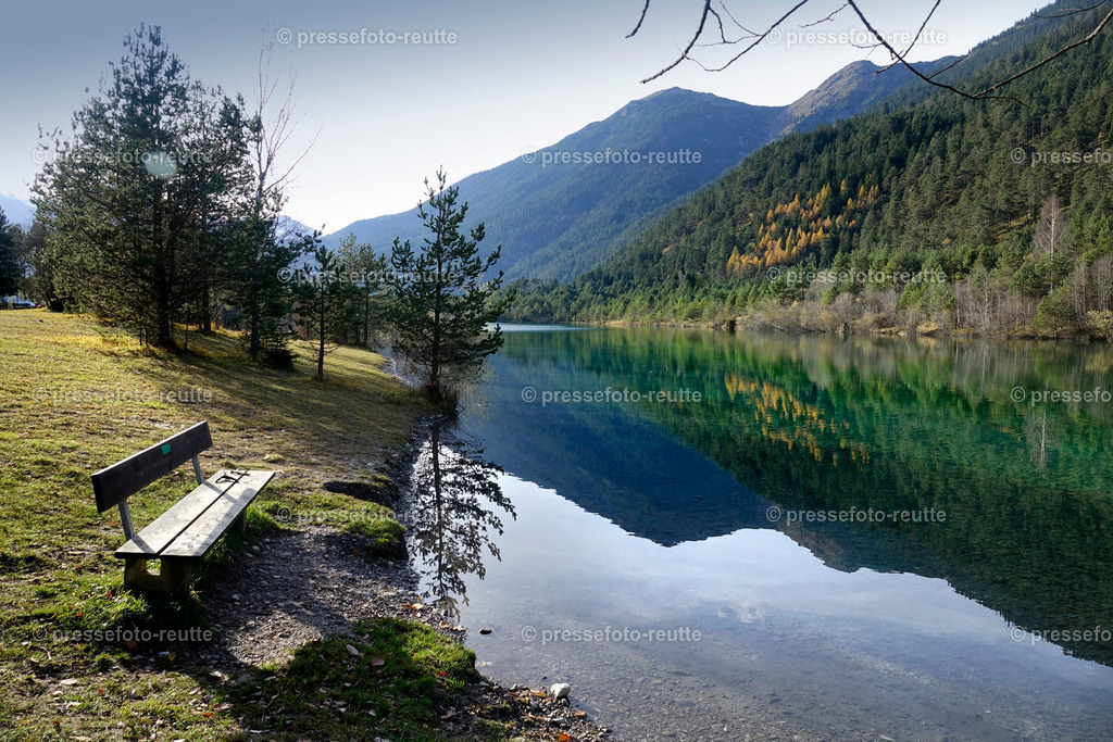 welltvi-Weissenbach_Baggersee-Herbst-04112017-_DSC1916 | Info aus dem Bezirk Reutte/Ausserfern Tirol sowie eine umfangreiche Bilddatenbank über die gesamte Region: Lechtal, Talkessel Reutte, Tannheimertal, Zwischentoren. Lech, Plansee, Zugspitze, Grenztunnel, B179, Fernpassstraße, Verkehr, Lawinen, Tradition, - Realisiert mit Pictrs.com