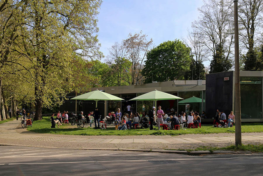 Galerie für Zeitgenössische Kunst - Café | Entdecke über 20 Kategorien Leipzig-Motive: Foto-Downloads, hochwertige Poster, Leinwand- & Fine-Art-Prints. Jetzt Lieblingsfoto im Bildlexikon Leipzig Shop bestellen!