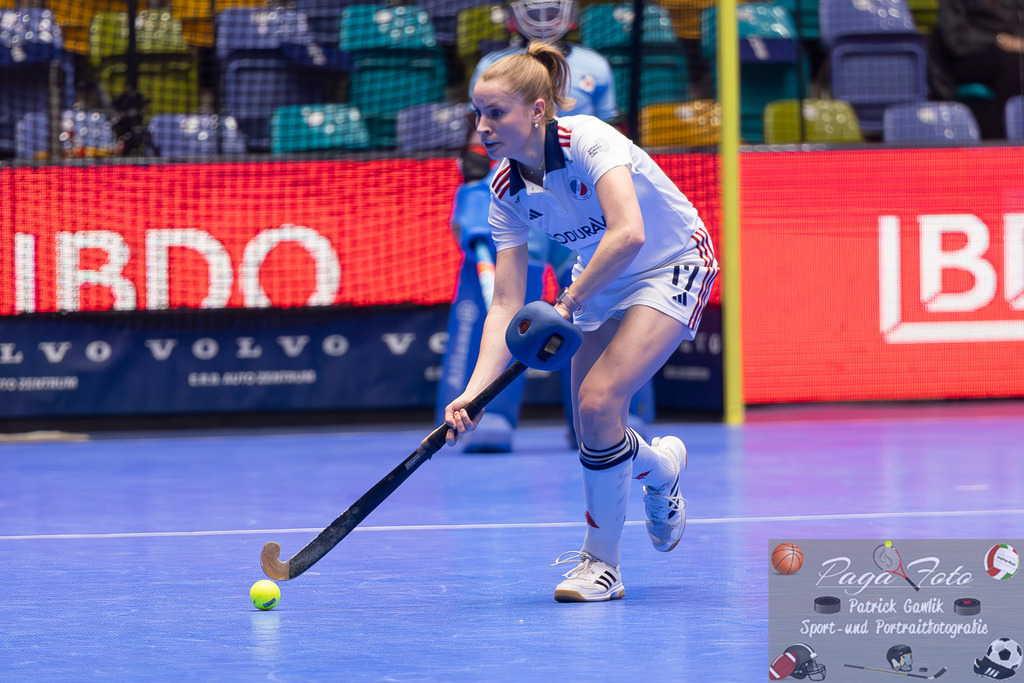 Volvo E.R.B. Final 4 Halbfinale Frauen: Mannheimer HC - Düsseldorfer HC, 25.01.2025 | Lisa Mayerhöfer (Mannheimer HC #17) am Ball, Mannheimer HC - Düsseldorfer HC, Frankfurt, Süwag Arena, 25.1.2025 - Realisiert mit Pictrs.com