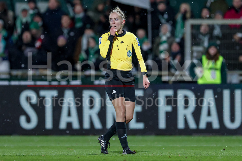 Fussball, Google Pixel Frauen-Bundesliga, SV Werder Bremen - 1. FC Köln | Schiedsrichterin Julia Boike, DIE DFB-RICHTLINIEN UNTERSAGEN JEGLICHE NUTZUNG VON FOTOS ALS SEQUENZBILDER UND/ODER VIDEOÄHNLICHE FOTOSTRECKEN. DFB REGULATIONS PROHIBIT ANY USE OF PHOTOGRAPHS AS IMAGE SEQUENCES AND/OR QUASI-VIDEO.