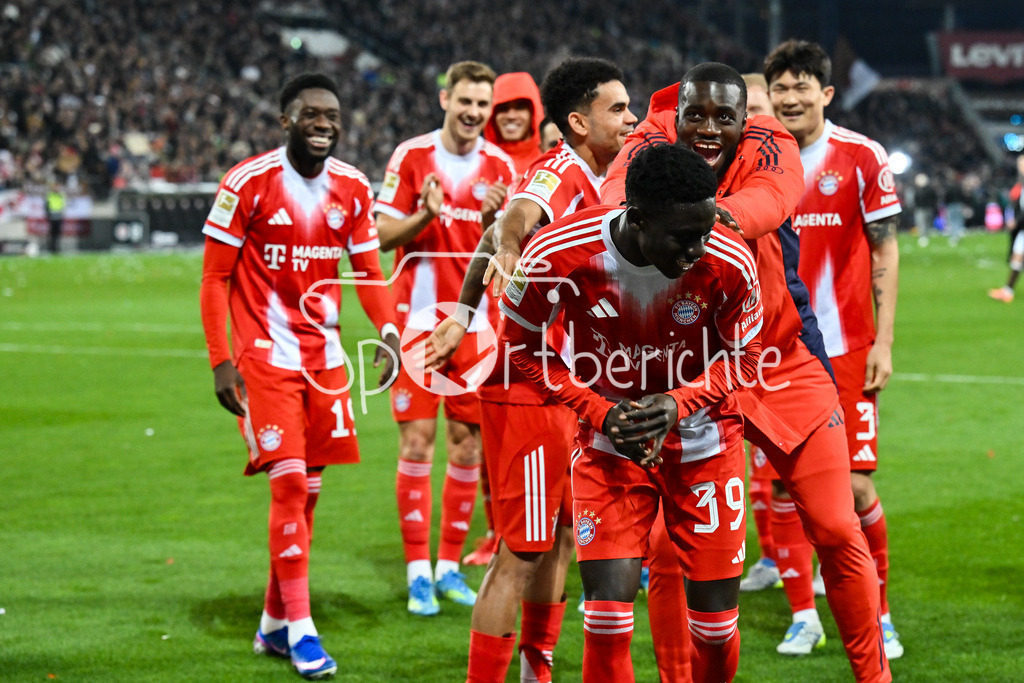FC St. Pauli - FC Bayern München | ST. PAULI, DEUTSCHLAND - 11. APRIL: die Spieler der Bayern feiern zusammen mit Fans den Auswärssieg in Hamburg nach dem Bundesligamatch zwischen dem FC St. Pauli und dem FC Bayern München am 29. Spieltag im Millerntor Stadion / DFL REGULATIONS PROHIBIT ANY USE OF PHOTOGRAPHS AS IMAGE SEQUENCES AND/OR QUASI-VIDEO / Bara NDIAYE (FC Bayer Munich 39)