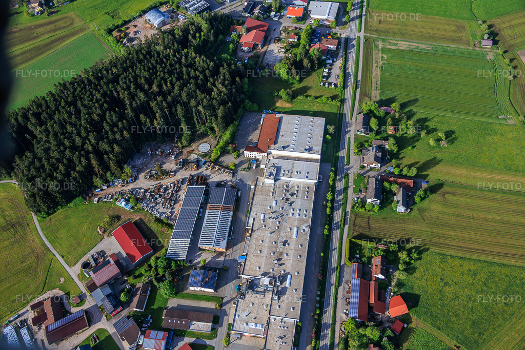 Luftbild: Herzog GmbH im Ortsteil Brambach in Schramberg im Bundesland Baden-Württemberg in Deutschland. – Foto: IMG_156233.jpg vom 17.05.2026 durch Werner Riehm/FLY-FOTO.de – Auflösung des Originals: 6000 x 4000 px – hGears - The heart of your performance