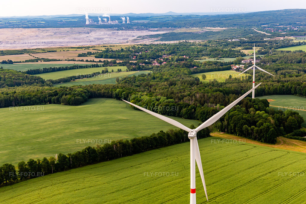 Vue aérienne: Parc éolien tchèque Wetzwalde (parc Větrný Václavice) devant la mine à ciel ouvert de lignite polonaise Kopalnia Węgla Brunatnego Turów à Hrádek nad Nisou dans le département Liberec, République tchèque. Photo: IMG_141730.jpg prise le 23/05/2024 par Werner Riehm/FLY-FOTO.euRésolution de l'original: 5240 x 3493 px