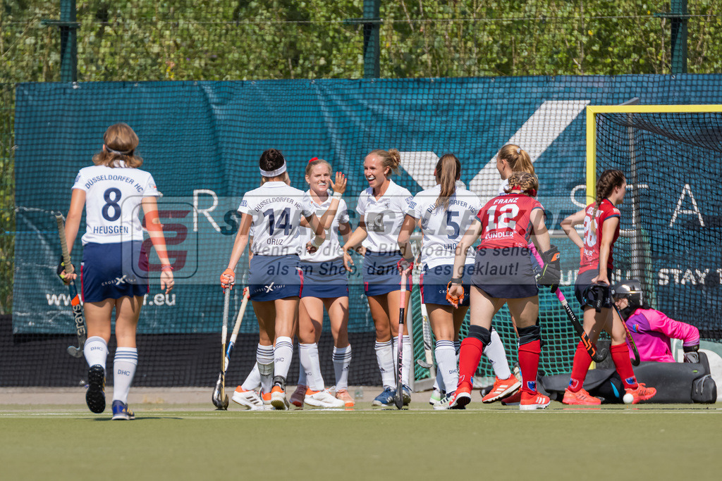 HK_20220903_109583 | 1. Bundesliga Damen Düsseldorfer HC - Berliner HC am 3.9.2022 DHC Düsseldorf, Düsseldorf , Selin Oruz ( Düsseldorfer HC #14 ) , Lisa Nolte ( Düsseldorfer HC #17 ) , Annika Sprink ( Düsseldorfer HC #3 )