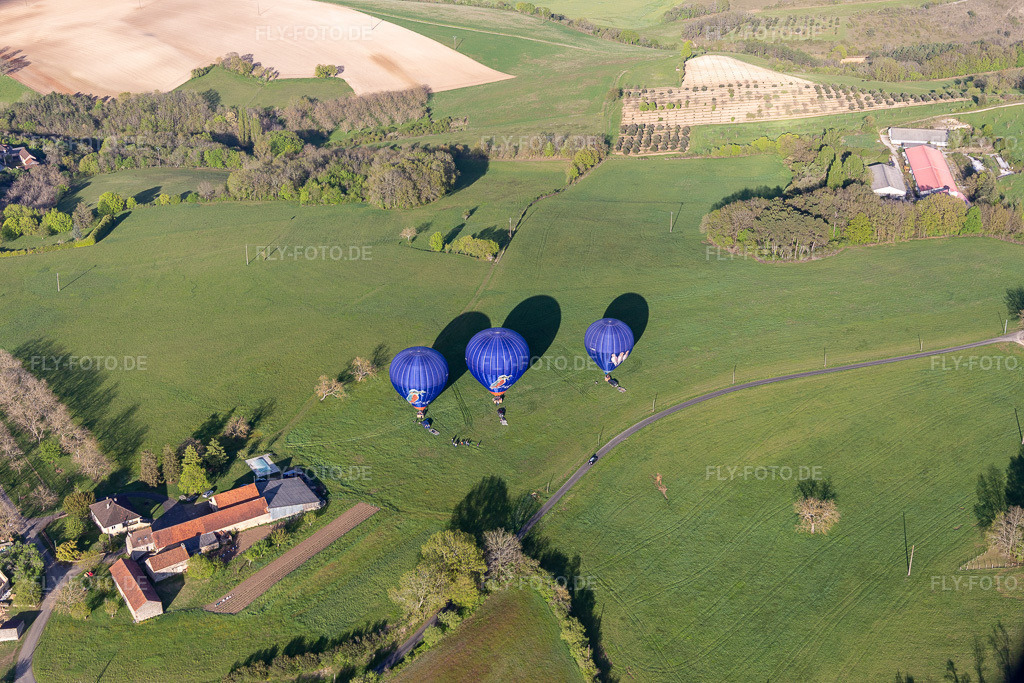 Luftbild: Ballonstart in Veyrines-de-Domme im Bundesland Dordogne in Frankreich. – Foto: IMG_113534.jpg vom 16.04.2019 durch Werner Riehm/FLY-FOTO.de – Auflösung des Originals: 5472 x 3648 px – Périgord Dordogne Montgolfières - Vol en montgolfière en Périgord
